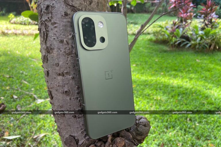 oneplus_13s_review_ndtv_design2_1748975165974.jpg