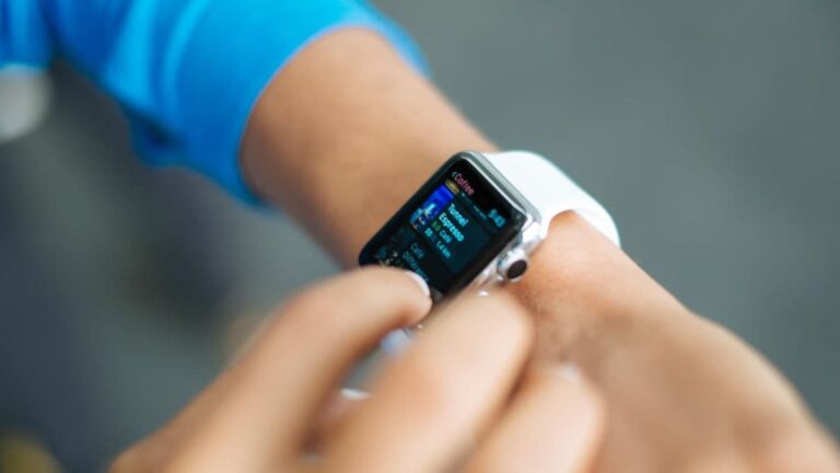 smartwatch_generic_unsplash_1753762132821.jpg