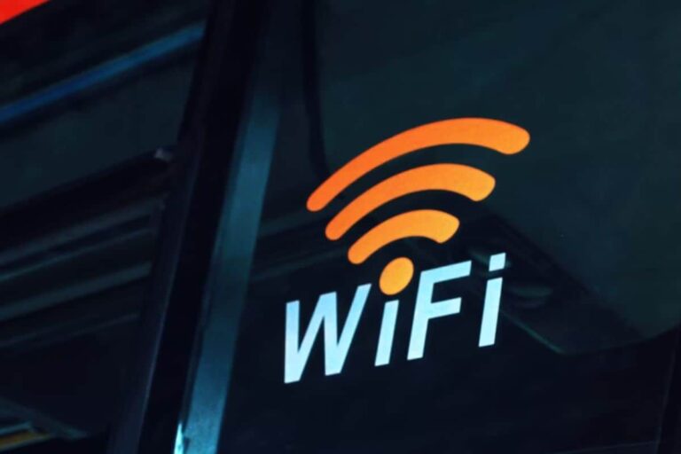 wifi_unsplash_dreamlike_street_1753449748638.jpg
